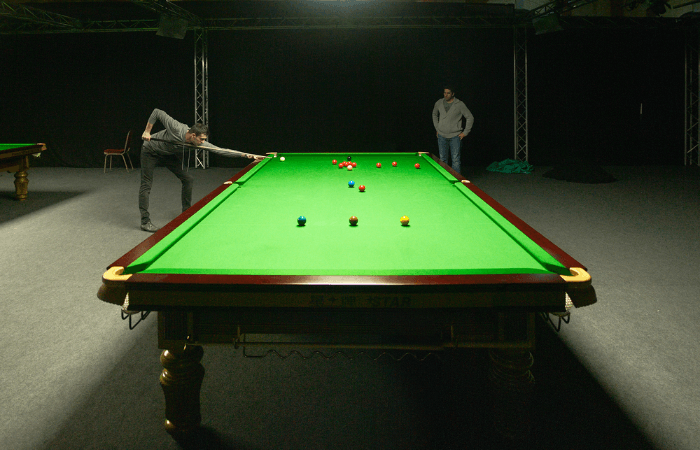 Bàn bida Snooker kích thước lớn trong câu lạc bộ